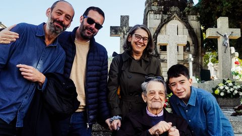 Alfonso, con sus sobrinos, su hijo y su nieto Jaime, visitó la tumba de su madre y su hermano en San Francisco
