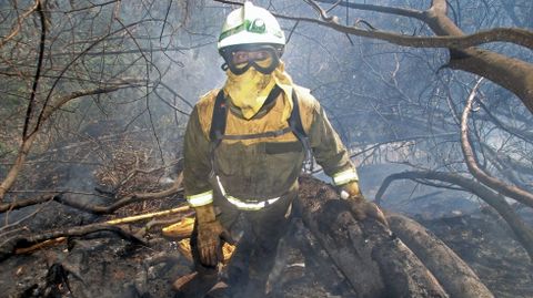 Los bomberos forestales tuvieron que trabajar en zonas en pendiente y de acceso complicado. En la foto, un integrante de la birigada contraincendios de Quiroga