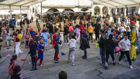 Escolares de varios centros educativos da cidade pasárono en grande na praza Maior de Ourense