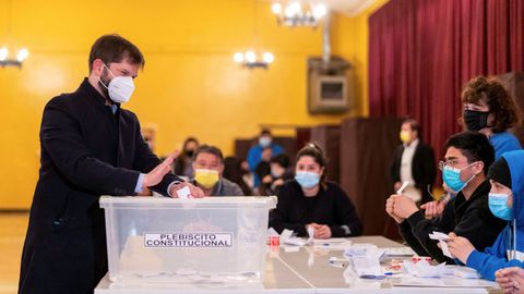 El presidente de Chile, Gabriel Boric, vota en un colegio electoral de Punta Arenas, en el sur del país