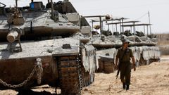 Un soldado israelí camina junto a una hilera de tanques posicionados en la frontera cerca de Rafah.