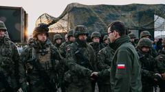 El primer ministro Mateusz Morawiecki visit a las tropas desplegadas en la frontera polaca con Bielorrusia. 