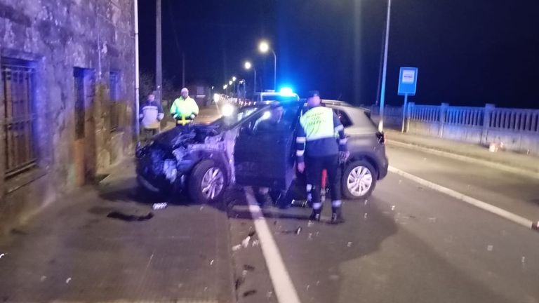 Un exfutbolista que conducía borracho embiste a un tractor y luego atropella a una jubilada en una acera en Cuntis, dejándola herida grave