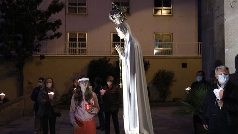 No hubo procesión de Fátima pero algunos fieles se dieron cita en torno a la imagen de la virgen en el atrio del templo de O Couto