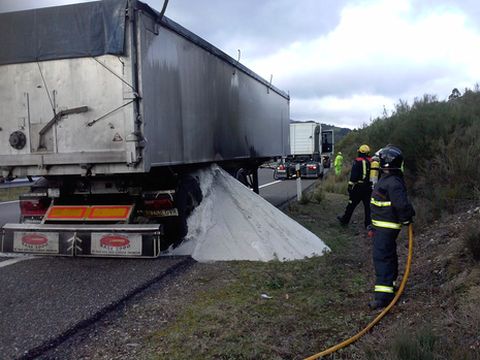 Incendio en un cami�n en la A-6