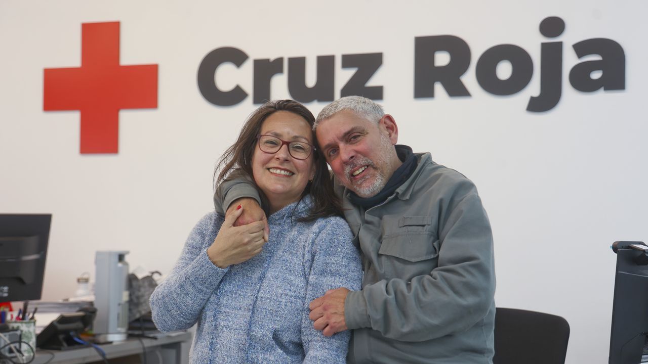 Siete d�cadas de Telev�s.Mary Rosa y Alfredo, retratados este lunes en las oficinas de Cruz Roja, en la esquina de calle Dolores con A Coru�a