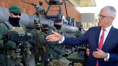 El primer ministro australiano Malcolm Turnbull pasa revista a un grupo de soldados integrantes de un comando de operaciones especiales. 