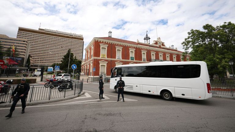 En directo: Los españoles del MV Hondius comienzan la cuarentena en el Gómez Ulla: «Podemos estar orgullosos del éxito de la operación»