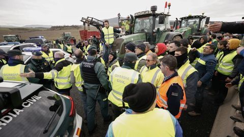 Agricultores impiden el paso a Pamplona