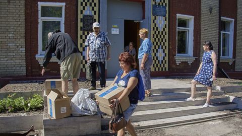 Residentes en Járkov, recibiendo ayuda humanitaria