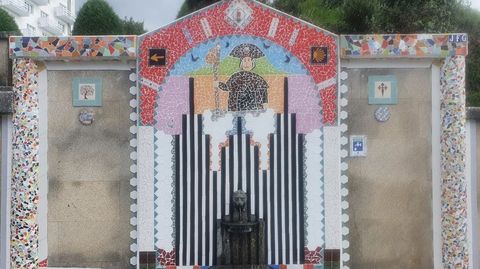 Fuente de Santa Marta decorada con mosaicos de inspiración jacobea, realizados por Julio Ferreiro.