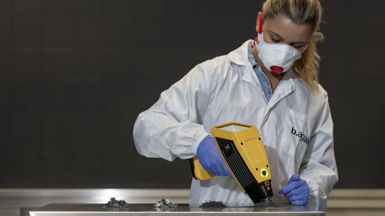 La empresa de Braga emplea una tecnolog�a basada en trituraci�n en seco que permite recuperar hasta el 95% de la bater�a. El resultado es una masa negra de la que se extraen materias primas estrat�gicas.