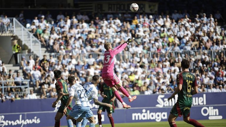 Aarón Escandell despeja un balón durante el Málaga-Oviedo