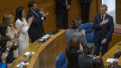 El presidente gallego, aplaudido por la bancada del PPdeG tras su eleccin.