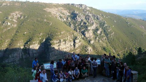 Un grupo de profesores en el mirador del plegamiento de Campodola durante un recorrido organizado en el 2007 por la Asociacin Espaola para la Enseanza de las Ciencias de la Tierra