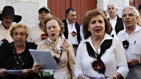 Integrantes da asociacin cultural Agromadas, nunha actuacin ao aire libre na sa parroquia de Seixalbo (Ourense)