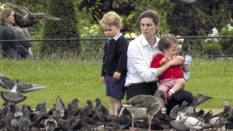 El exclusivo mundo de las niñeras de élite, donde se formó la española que cuida a los hijos de Guillermo y Catalina