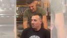 Elopi23 retoma la conciencia despus de que el luchador de UFC El Fenmeno haya probado a hacer unmatalen durante el programa de Twich<em>Barber.clab</em>