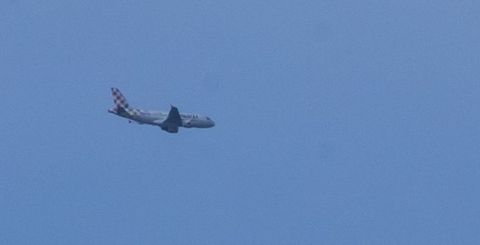 Un avión de la compañía Volotea, sobre Razo y visto desde lejos, el viernes por la tarde en un vuelo procedente de Málaga. ana garcía