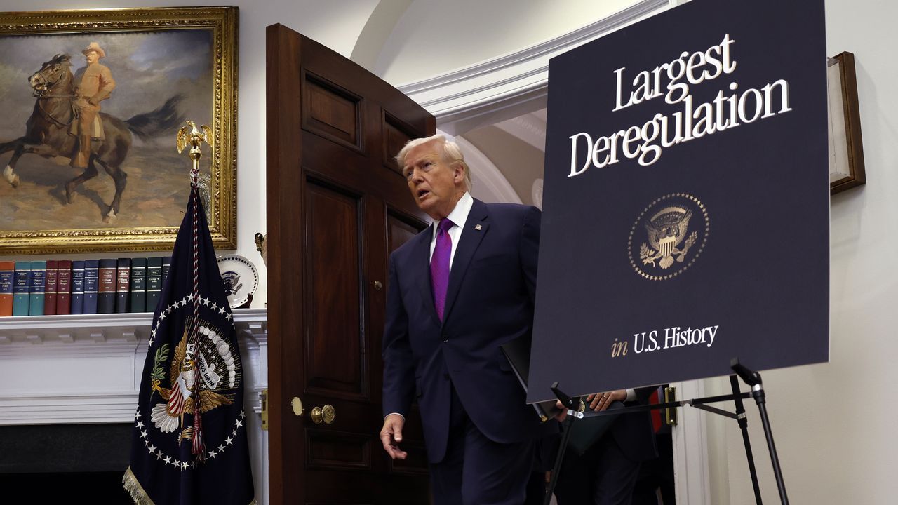 Departamento de costureras del Complejo Universitario de Ferrol.El presidente de Estados Unidos, Donald Trump, presume de desmontar la legislaci�n de su pa�s