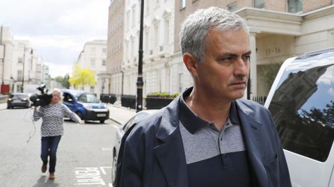 Mourinho, hoy delante de su casa de Londres