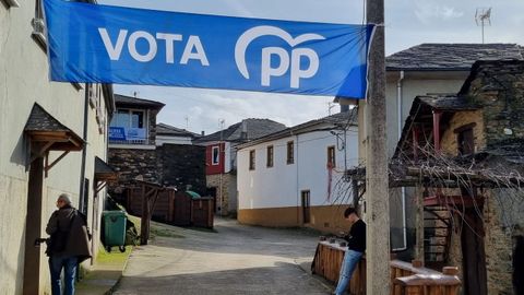 La pancarta del PP fue colocada en Salcedo antes de la salida del Oso