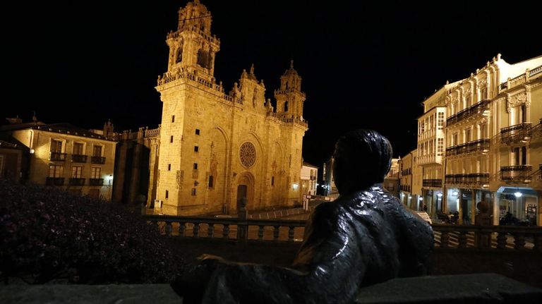 Estatua de Álvaro Cunqueiro na praza da Catedral de Mondoñedo, moi preto da casa onde escribiu obras como "Merlín e familia". 