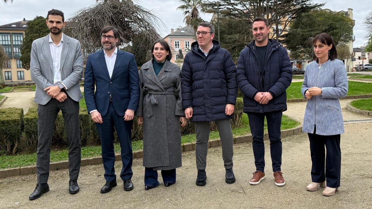 De izquierda a derecha, Pablo Fern�ndez, director xeral de Panificaci�n e Minas; Emilio Bruquetas, consejero delegado de Recursos de Galicia; Mar�a Jos� Lorenzana, conselleira de Industria; Dani Vega, alcalde de Ribadeo; Rub�n Garc�a, alcalde de Trabada, y Ana Ermida, alcaldesa de Barreiros