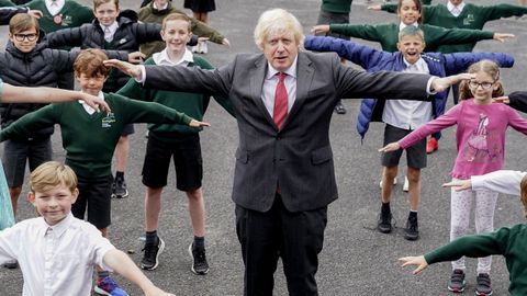 El primer ministro britnico, Boris Johnson, este viernes, en una escuela de Bovingdon (Hertfordshire)