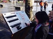 Hay cinco paneles en el centro urbano