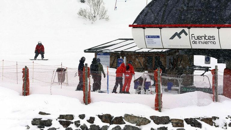 Esquiadores en la estación de Fuentes de Invierno