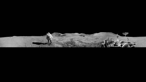 Vista panorámica del piloto James B. Irwin del módulo lunar del Apolo 15, haciendo una zanja en el suelo lunar durante la segunda caminata de la misión