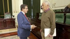 Carlos Font, portavoz del PSOE, conversa con su homólogo del BNG, César Mosquera, antes de un pleno de la Diputación