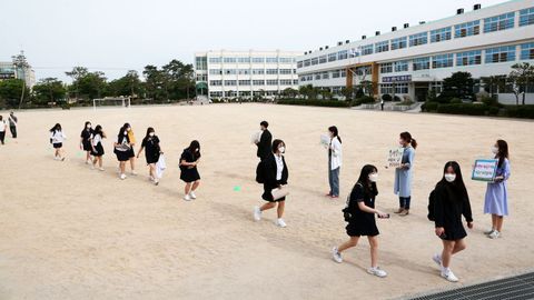 En la ciudad de Poham, en Corea del Sur, los estudiantes retoman las clases manteniendo la distancia social. El regreso a las aulas ha sido gradual, segn los cursos