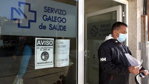 Centro de salud de Ribeira, el pasado mes de diciembre, con un cartel informativo de la ausencia de médicos