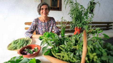 Clara Gutirrez con algunas de las plantas silvestres que usa en sus talleres gastronmicos