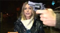 Un desconocido muestra una pistola a una reportera de televisin serbia en pleno directo