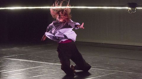 Marta Alonso representar el espectculo de danza contempornea Bailar agora.