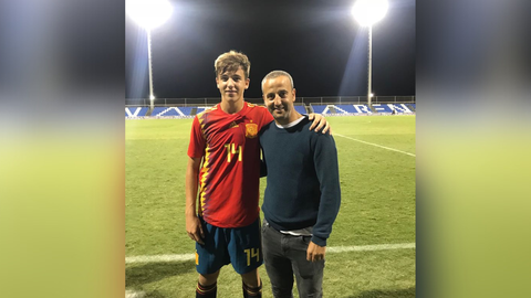 Con su padre, en el 2018, en una convocatoria de la seleccin