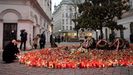 El presidente austríaco, Sebastian Kurz, deposita una vela en la zona donde se produjo el atentado en Viena