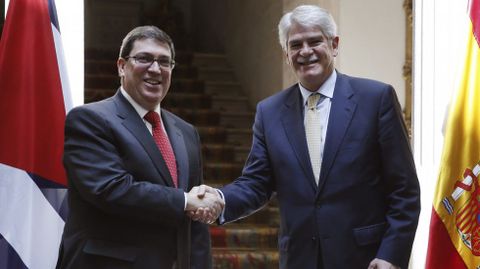El ministro de Exteriores, Alfonso Dastis, junto a su homlogo cubano, Bruno Rodrguez, con quien ha mantenido una reunin este lunes en Madrid