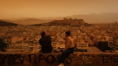 Atenas, con el cielo naranja por el polvo del Shara