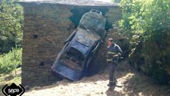 Un coche se empotr contra una casa de piedra en Las Fraguas, Cangas del Narcea