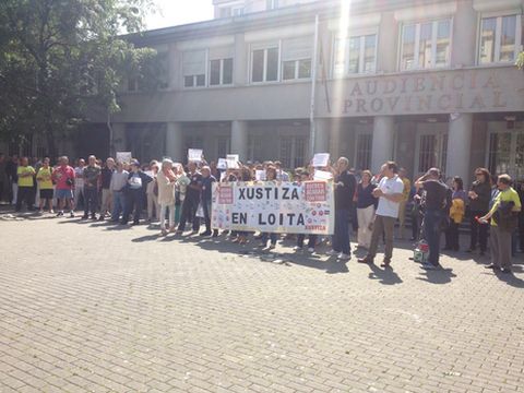 Cadena humana alrededor de la Audiencia