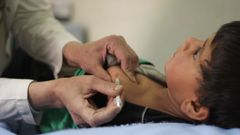 Un niño recibe la vacuna del sarampión dentro de programa de Unicef.