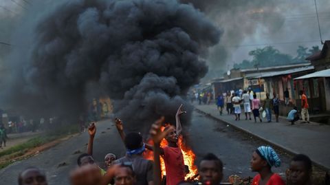 Opositores al presidente de Burundi durante una barricada. 
