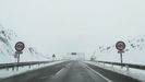 La autopista del Huerna cubierta de nieve en sus laterales. ARCHIVO