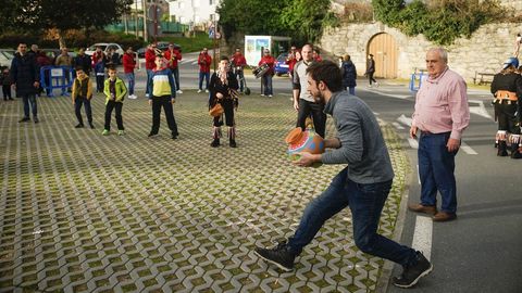 Domingo corredoiro y oleiro.En la plaza de Eiroás, celebraron el domingo oleiro, jugando a lanzar las vasijas y salieron las pitas