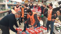 Ganaderos convocados por Unións Agrarias retiran leche de los lineales de una gran superficie en Santiago
