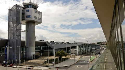 Imagen de archivo de la torre de control del aeropuerto de Peinador, en Vigo